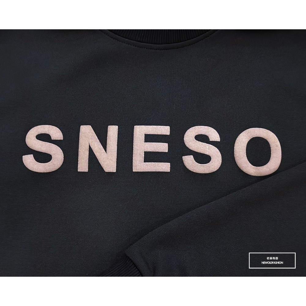 『新品上市』重磅SNESO拼接大學T-黑(NOF2309B5530)-細節圖3