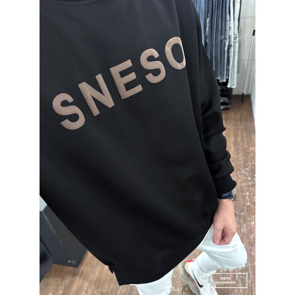 『新品上市』重磅SNESO拼接大學T-黑(NOF2309B5530)-細節圖5