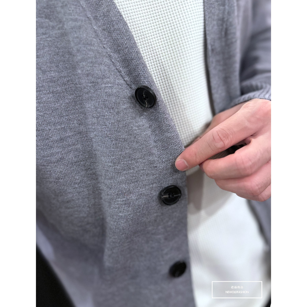 『新品上市』重磅黑釦素色開襟針織罩衫-灰(NOF23095556)-細節圖7