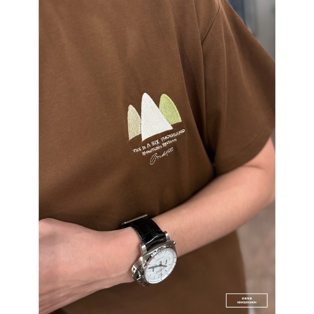 『新品上市』重磅Moreids刺繡小山短T(NOF2405S5003)-咖-細節圖5