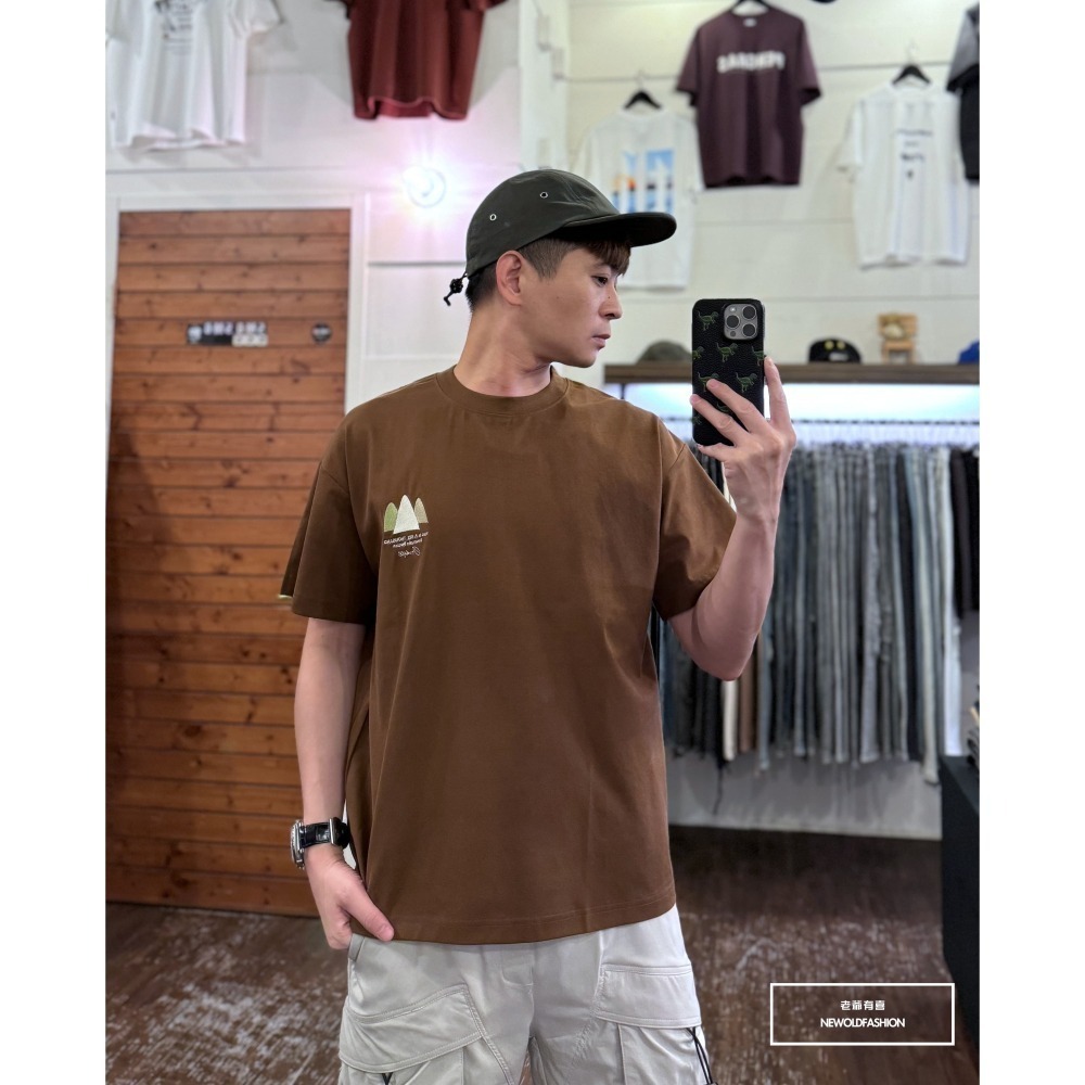 『新品上市』重磅Moreids刺繡小山短T(NOF2405S5003)-咖-細節圖7