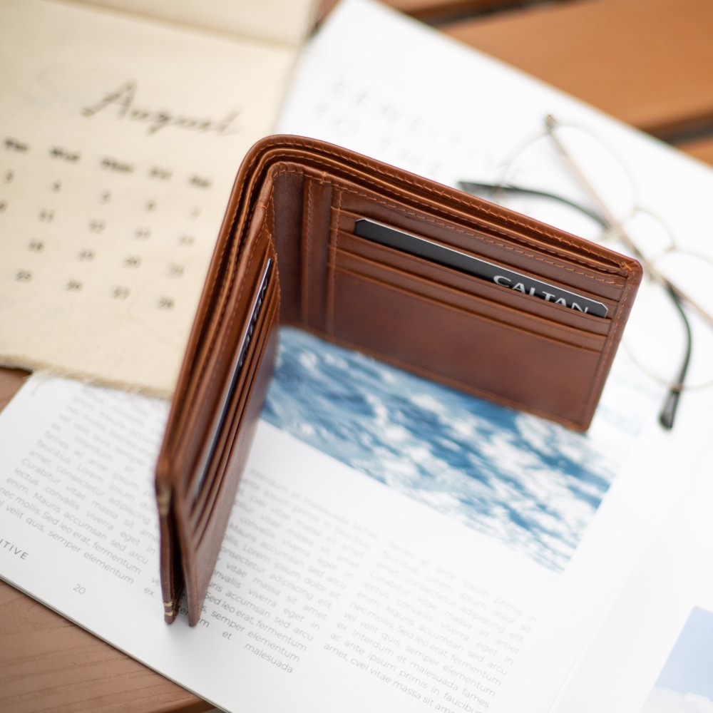 『新品上市』老爺有喜 男仕皮革縫線短夾(072986cd)-細節圖2