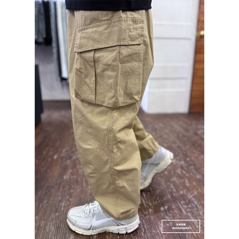 『新品上市』重磅細格斜口袋魔鬼氈工裝寬褲-卡其(NOF24098285)-細節圖4