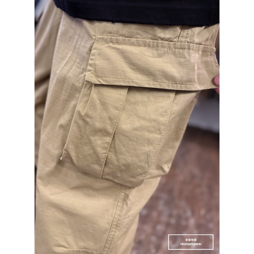 『新品上市』重磅細格斜口袋魔鬼氈工裝寬褲-卡其(NOF24098285)-細節圖9