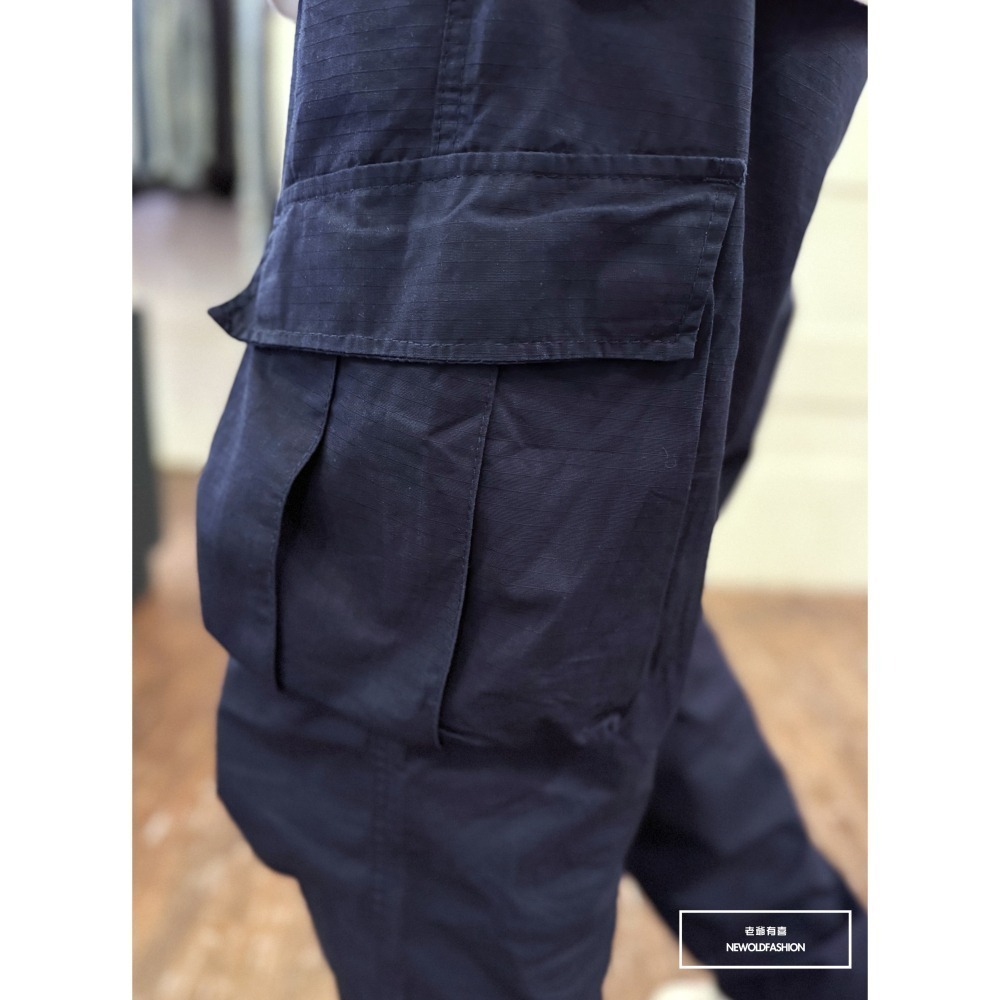 『新品上市』重磅細格斜口袋魔鬼氈工裝寬褲-深藍(NOF24098285)-細節圖7