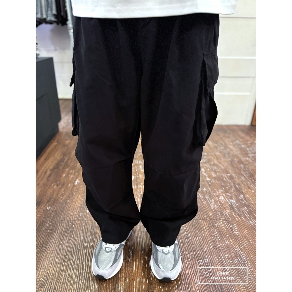 『新品上市』重磅雙側釘釦口袋工裝寬褲-黑(NOF24098685)-細節圖2