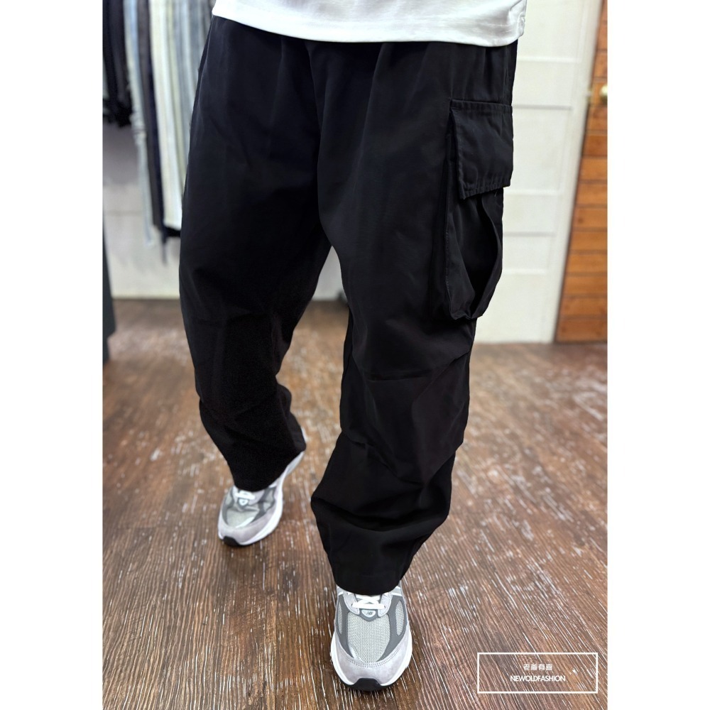 『新品上市』重磅雙側釘釦口袋工裝寬褲-黑(NOF24098685)-細節圖4