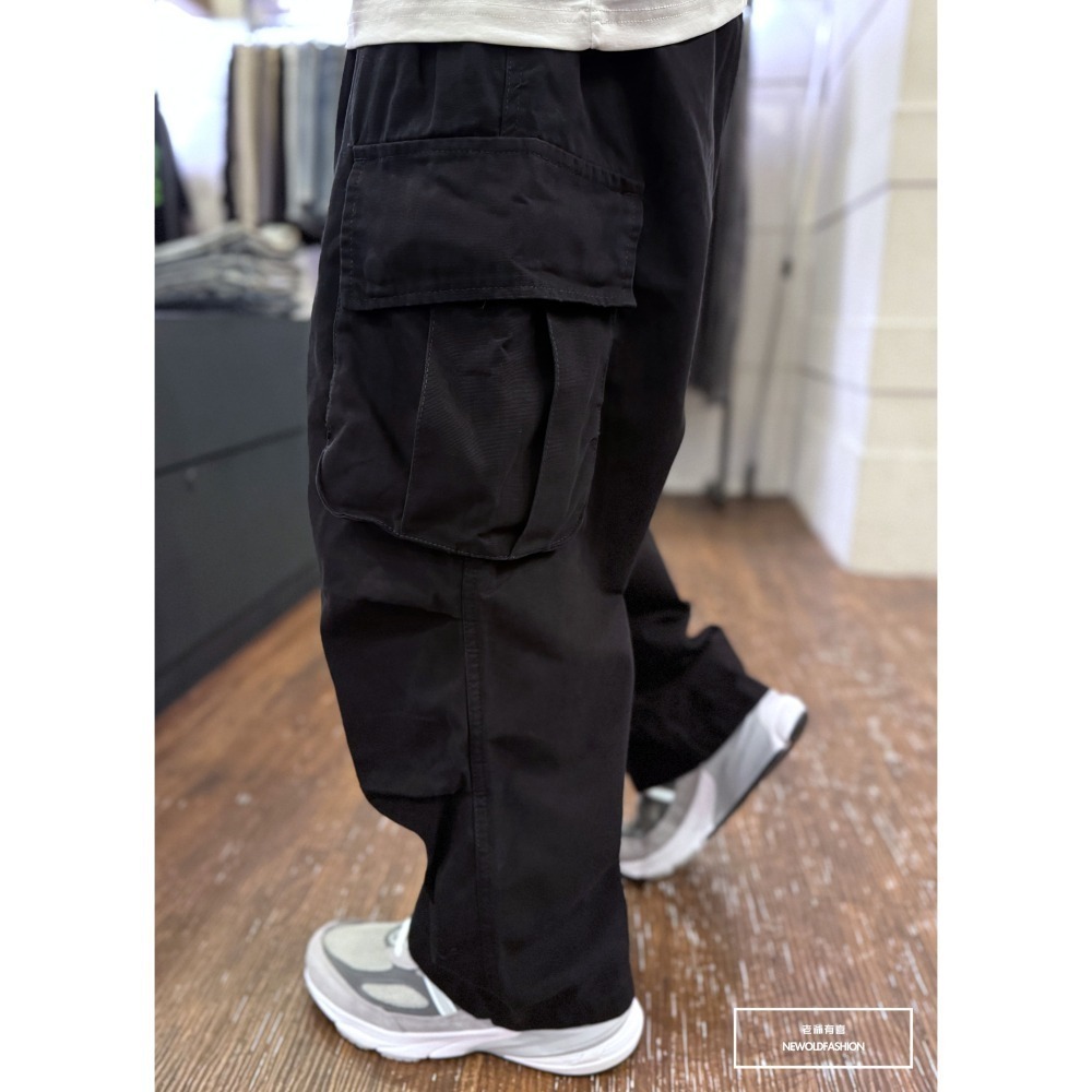 『新品上市』重磅雙側釘釦口袋工裝寬褲-黑(NOF24098685)-細節圖5
