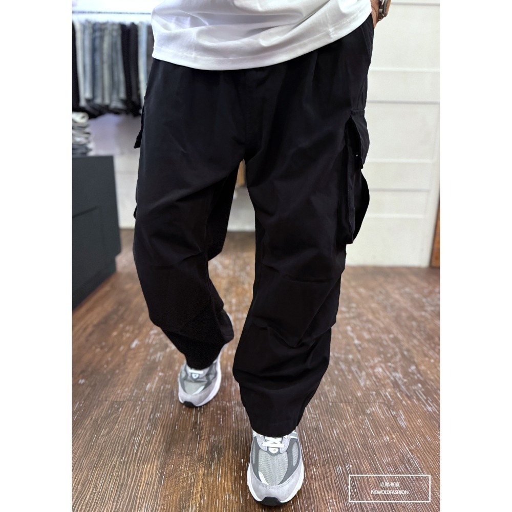 『新品上市』重磅雙側釘釦口袋工裝寬褲-黑(NOF24098685)-細節圖9