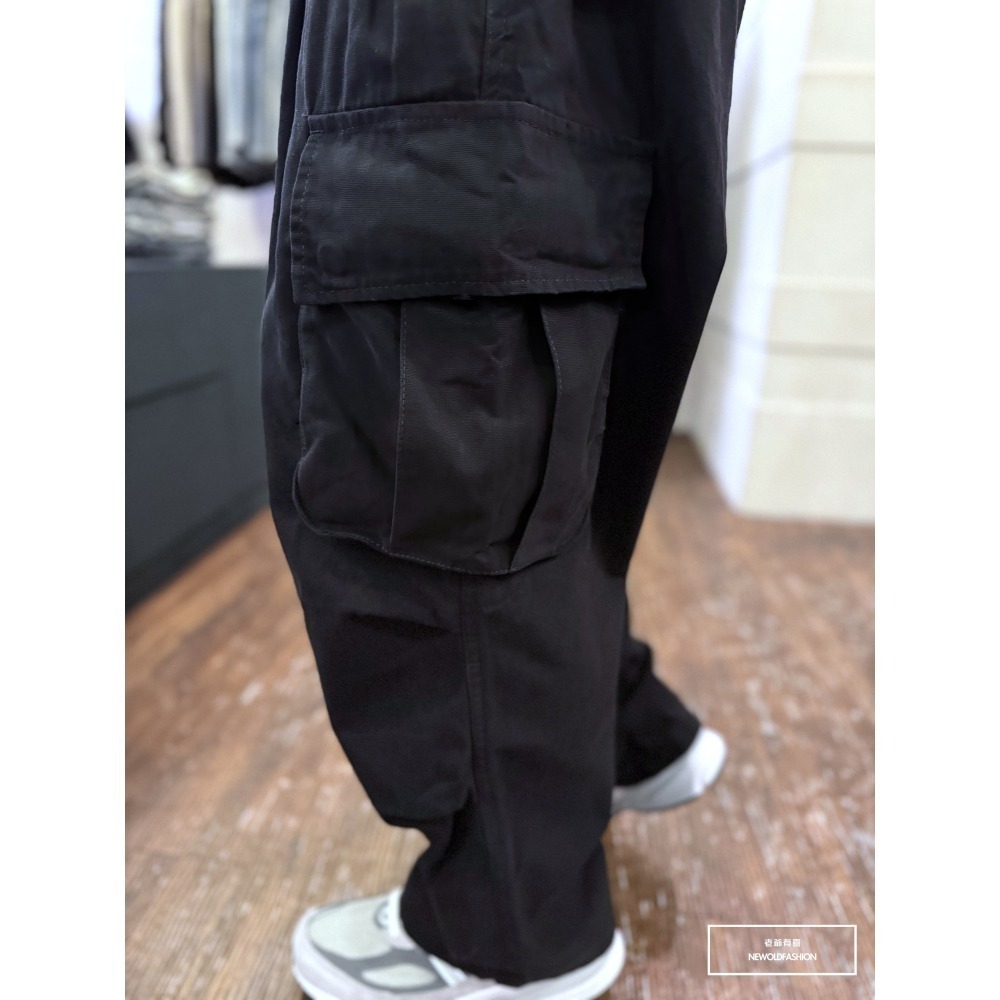 『新品上市』重磅雙側釘釦口袋工裝寬褲-黑(NOF24098685)-細節圖10
