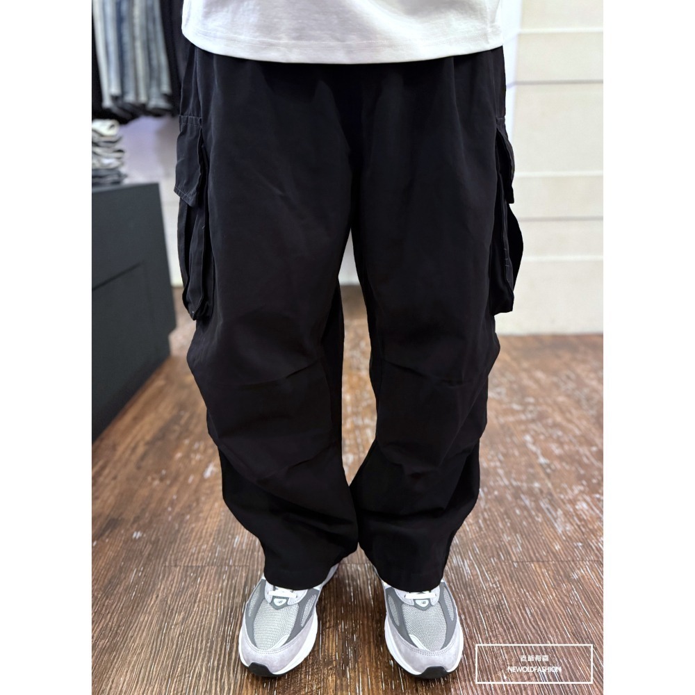 『新品上市』重磅雙側釘釦口袋工裝寬褲-黑(NOF24098685)-細節圖11