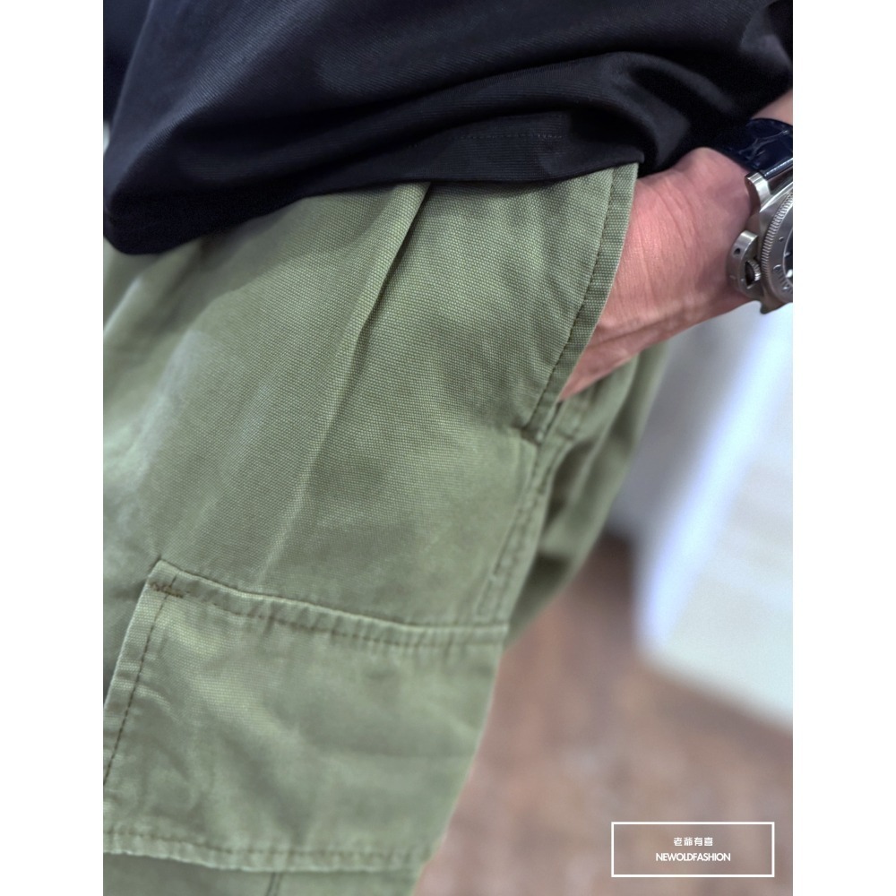 『新品上市』重磅雙側釘釦口袋工裝寬褲-軍綠(NOF24098685)-細節圖2