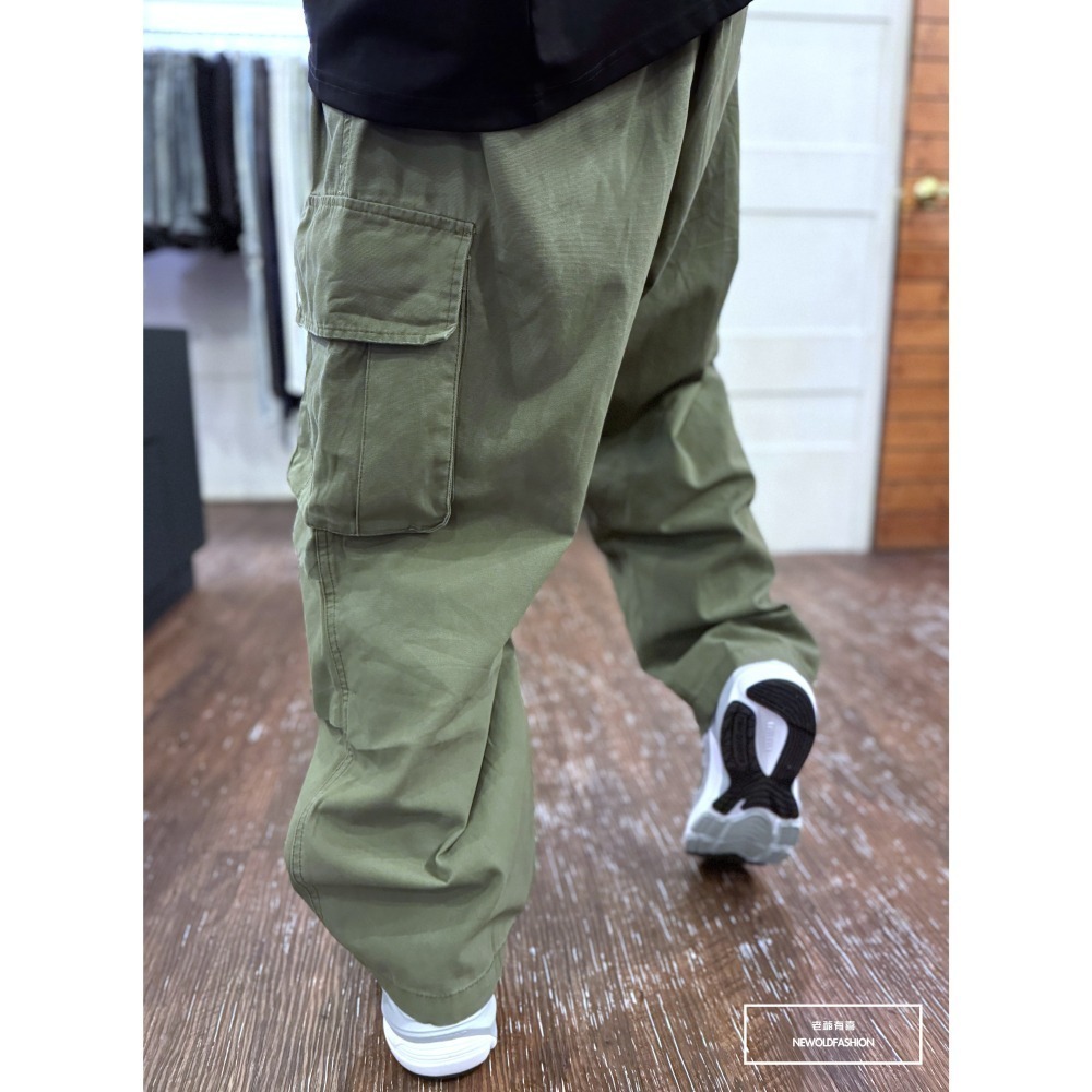 『新品上市』重磅雙側釘釦口袋工裝寬褲-軍綠(NOF24098685)-細節圖3