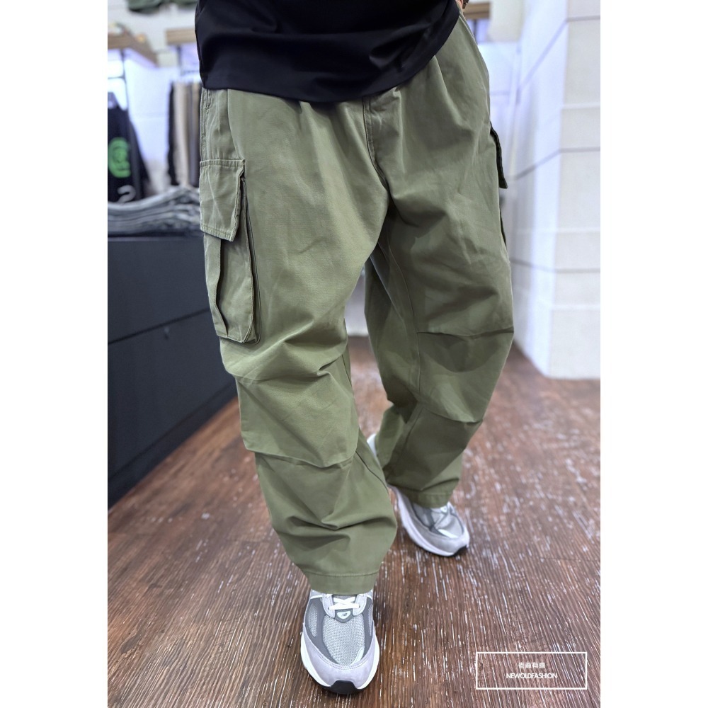 『新品上市』重磅雙側釘釦口袋工裝寬褲-軍綠(NOF24098685)-細節圖5