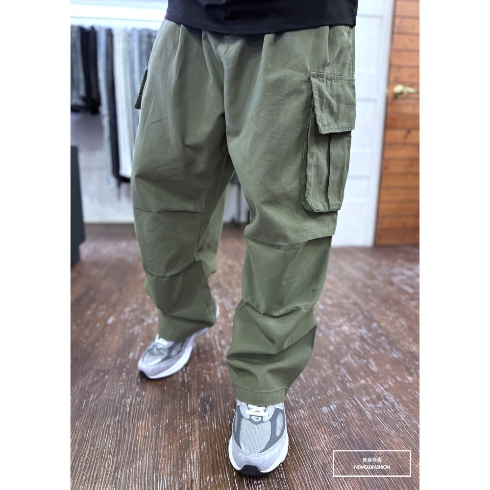 『新品上市』重磅雙側釘釦口袋工裝寬褲-軍綠(NOF24098685)-細節圖8