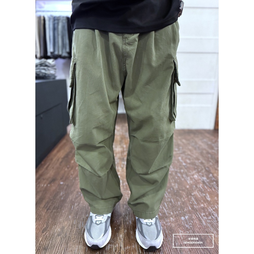 『新品上市』重磅雙側釘釦口袋工裝寬褲-軍綠(NOF24098685)-細節圖9