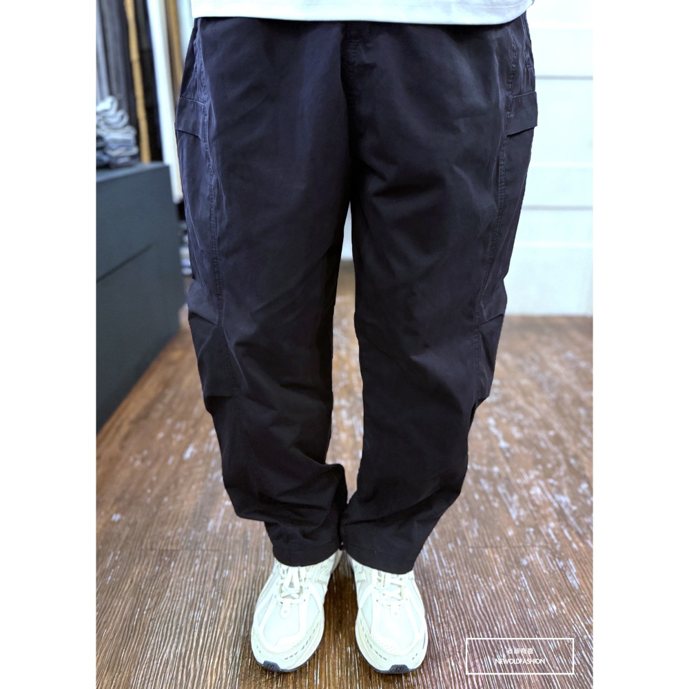 『新品上市』重磅雙側口袋扣環綁帶工裝寬褲-黑(NOF25028288)-細節圖4