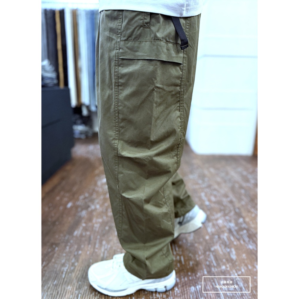 『新品上市』重磅雙側口袋扣環綁帶工裝寬褲-軍綠(NOF25028288)-細節圖2