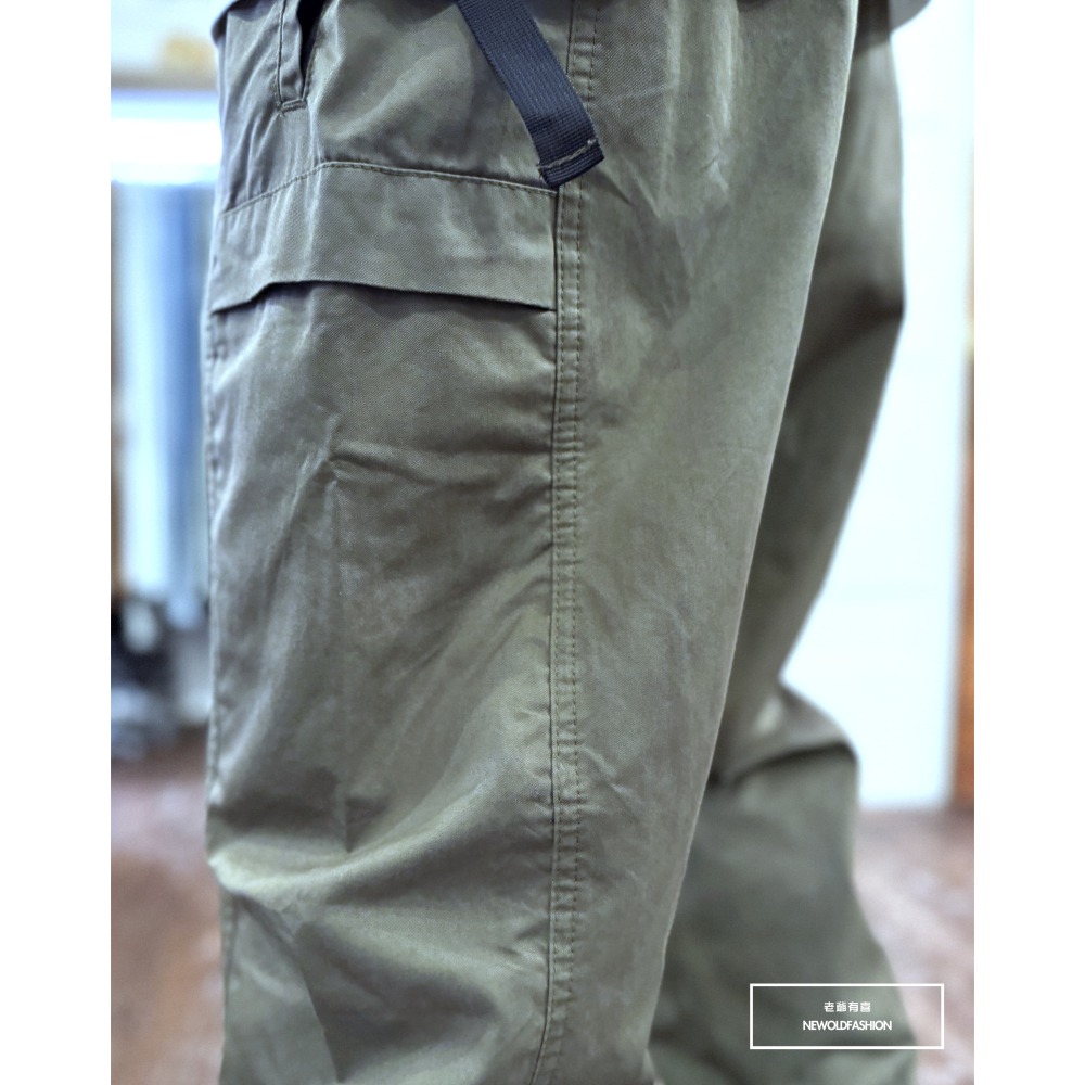 『新品上市』重磅雙側口袋扣環綁帶工裝寬褲-軍綠(NOF25028288)-細節圖7