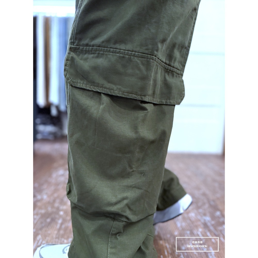 『新品上市』重磅拼接長型側口袋工裝寬褲-軍綠(NOF25023007)-細節圖5