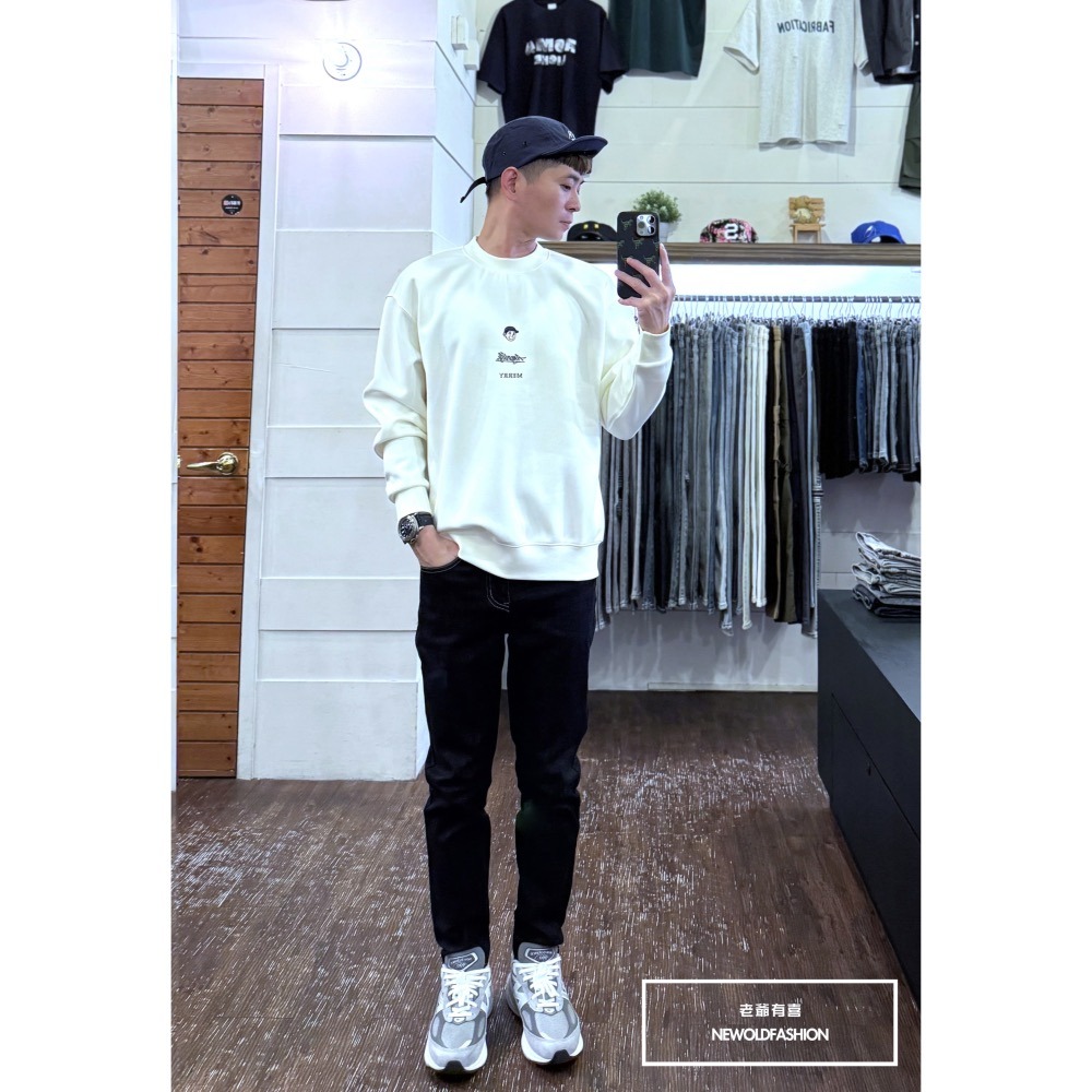 『新品上市』重磅Merry帽子男孩刺繡大學T-米(NOF2410G5036)-細節圖4