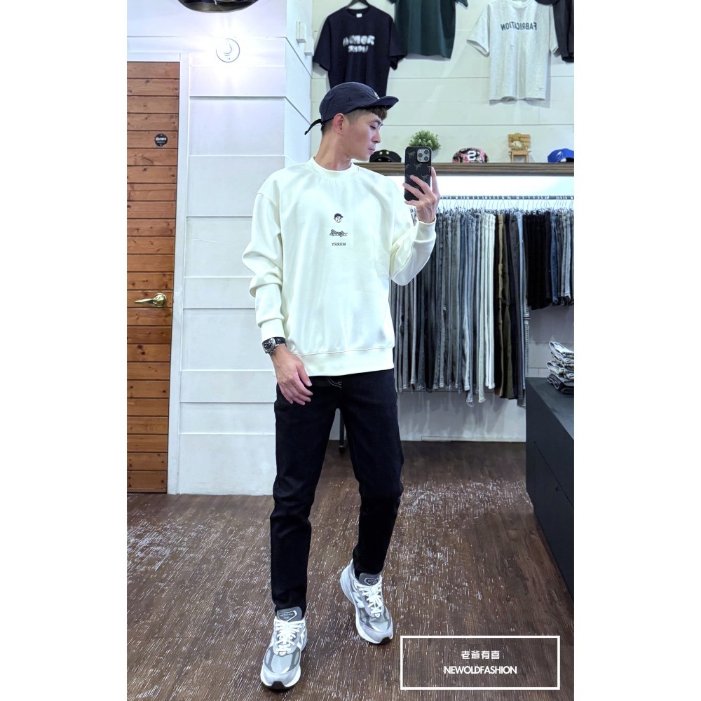 『新品上市』重磅Merry帽子男孩刺繡大學T-米(NOF2410G5036)-細節圖6