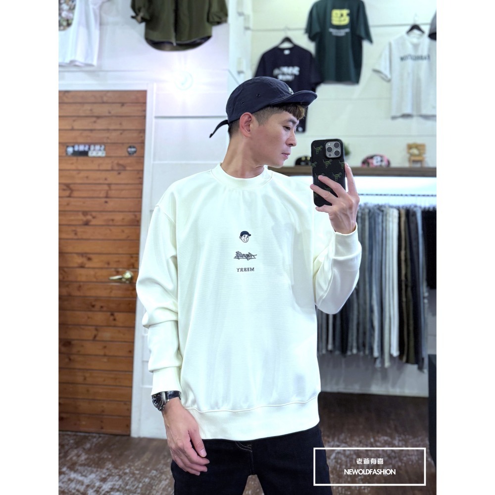 『新品上市』重磅Merry帽子男孩刺繡大學T-米(NOF2410G5036)-細節圖7