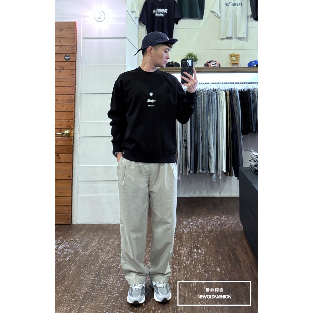 『新品上市』重磅Merry帽子男孩刺繡大學T-黑(NOF2410G5036)-細節圖6