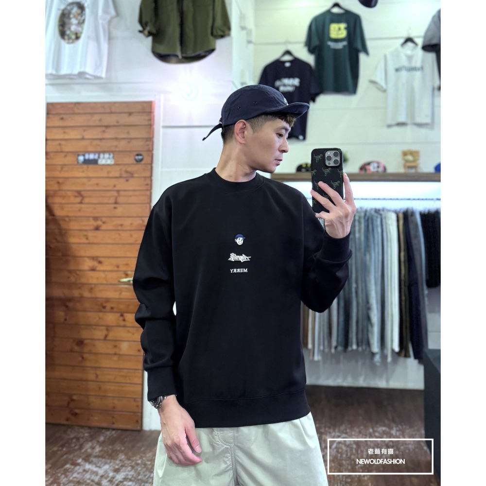 『新品上市』重磅Merry帽子男孩刺繡大學T-黑(NOF2410G5036)-細節圖7