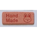 西西手工藝材料 26258 麂皮布標(2入)寬1.4x長3.5cm 橫式布標 橫式標籤帶 麂皮商標帶 麂皮貼片 滿額免運-規格圖3