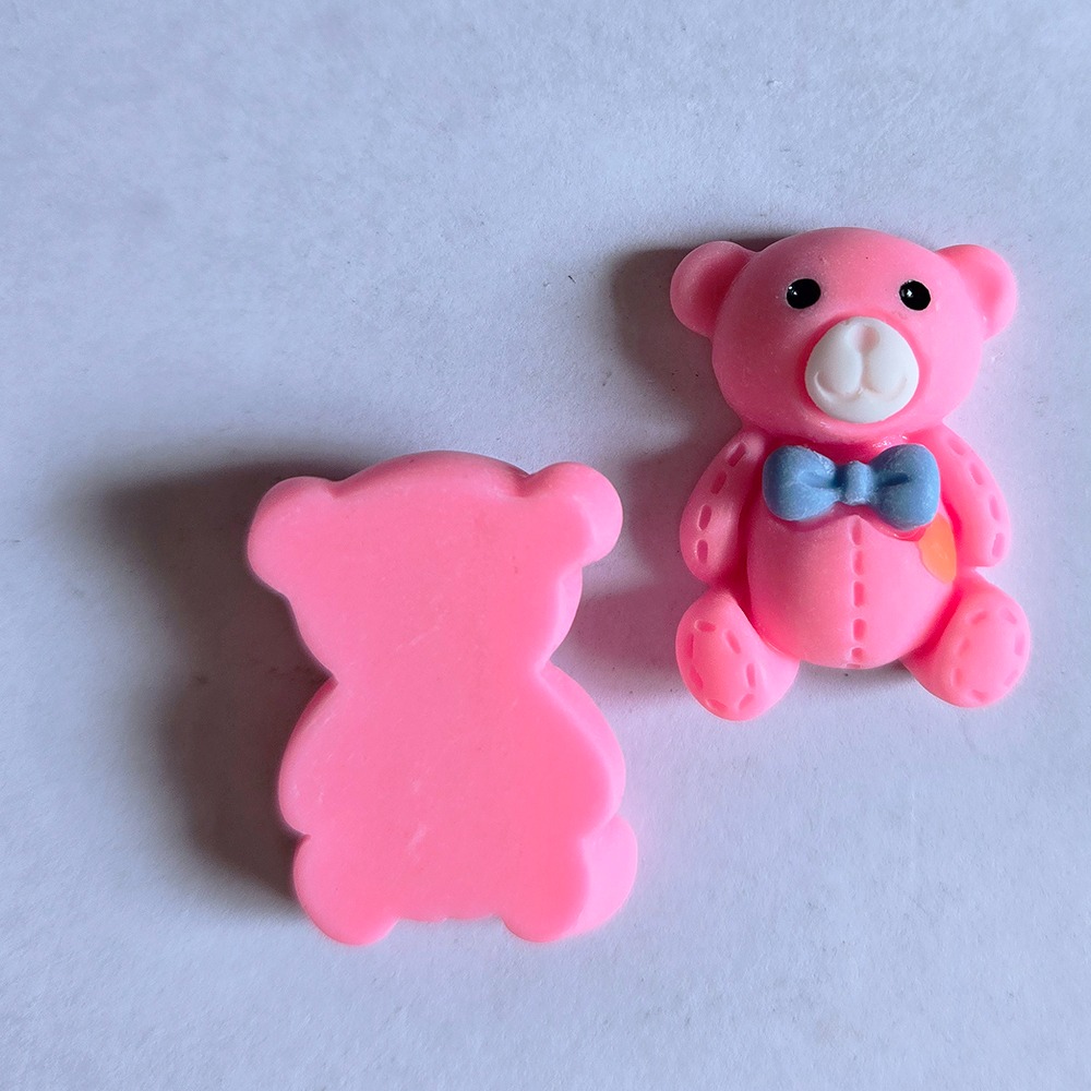 西西手工藝材料 26742 可愛貼飾系列#6(小熊)2入 可愛樹脂配件 熊熊貼飾 手機殼裝飾美甲貼 冰箱貼配件 滿額免運-細節圖3