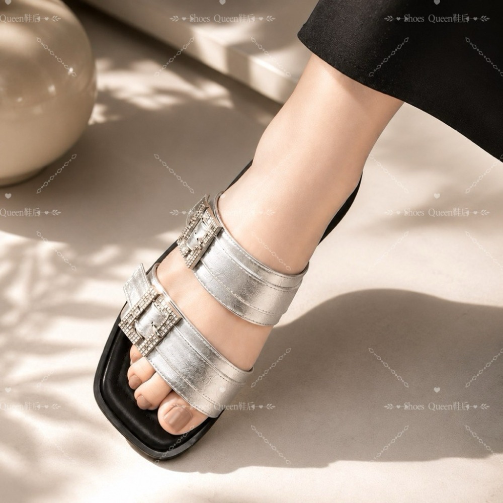 Shoes Queen|台南現貨+預購｜265氣質雙帶鑲鑽平底拖鞋｜高級感金屬方扣｜百搭顯瘦一字拖｜時尚城市風涼拖鞋女-細節圖3