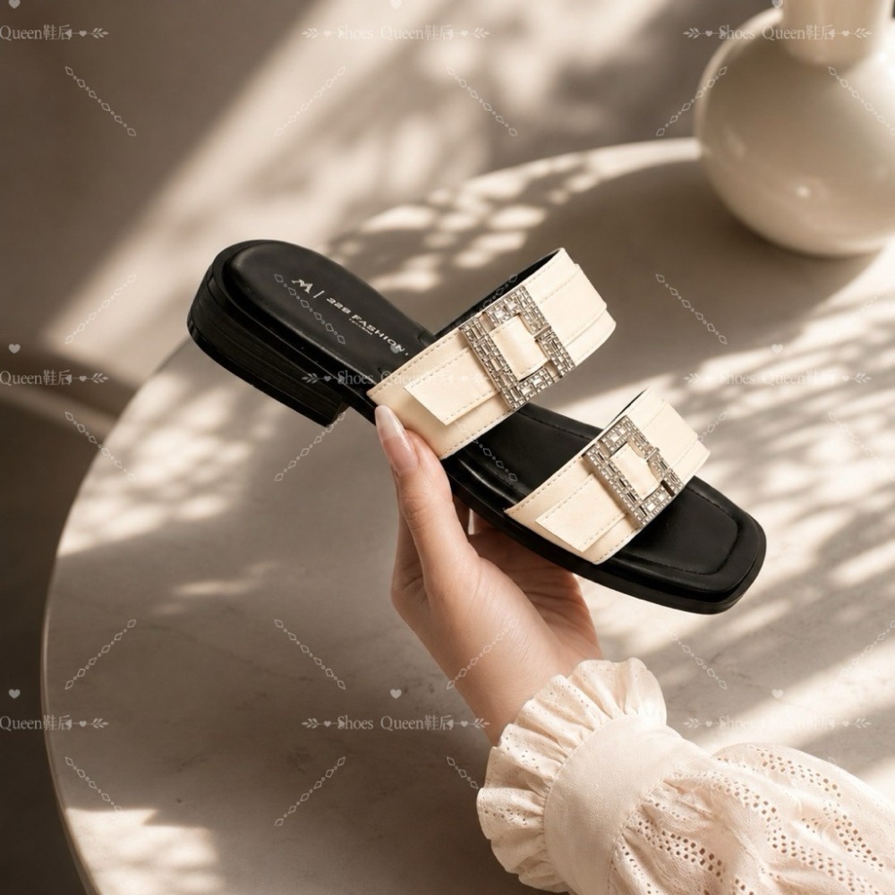 Shoes Queen|台南現貨+預購｜265氣質雙帶鑲鑽平底拖鞋｜高級感金屬方扣｜百搭顯瘦一字拖｜時尚城市風涼拖鞋女-細節圖4