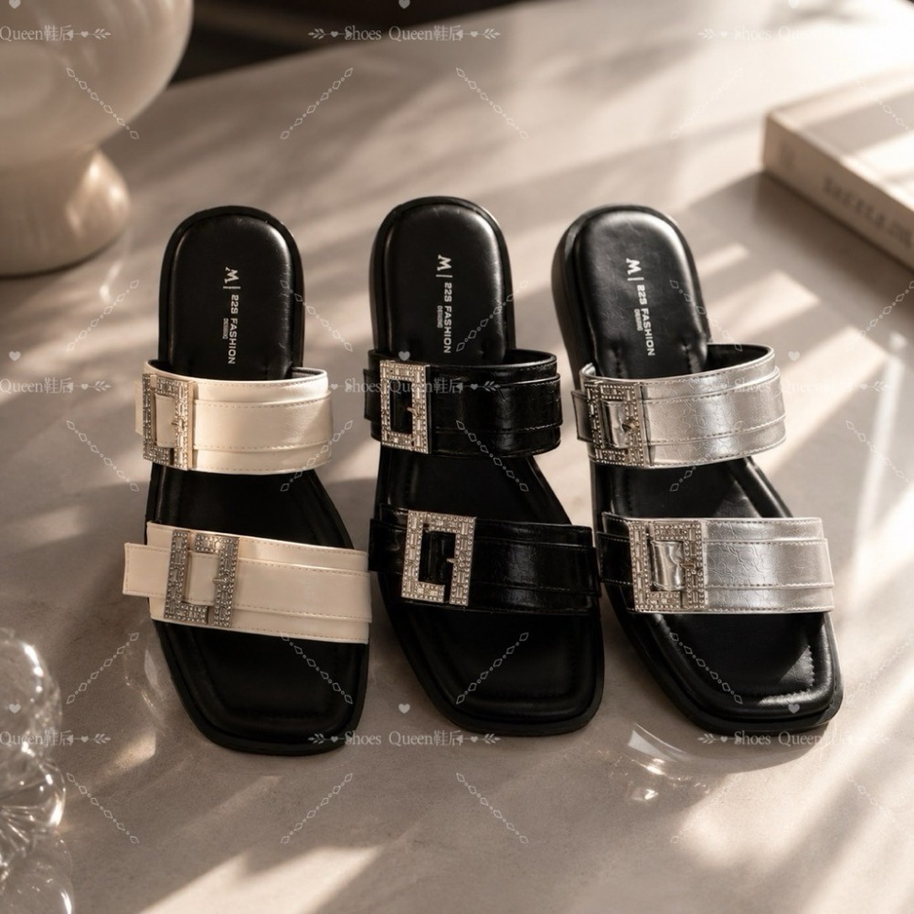 Shoes Queen|台南現貨+預購｜265氣質雙帶鑲鑽平底拖鞋｜高級感金屬方扣｜百搭顯瘦一字拖｜時尚城市風涼拖鞋女-細節圖5