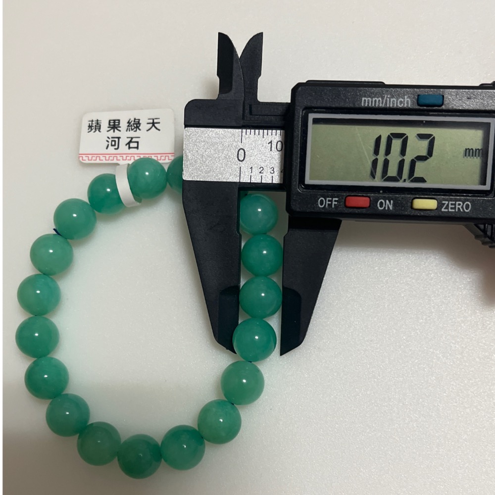 蘋果綠天河石手鍊（果綠色天河石）。天河石屬於長石家族，本身以特殊的藍綠色和亮麗色澤聞名，「蘋果綠」則是其中偏向溫潤、清新-細節圖3