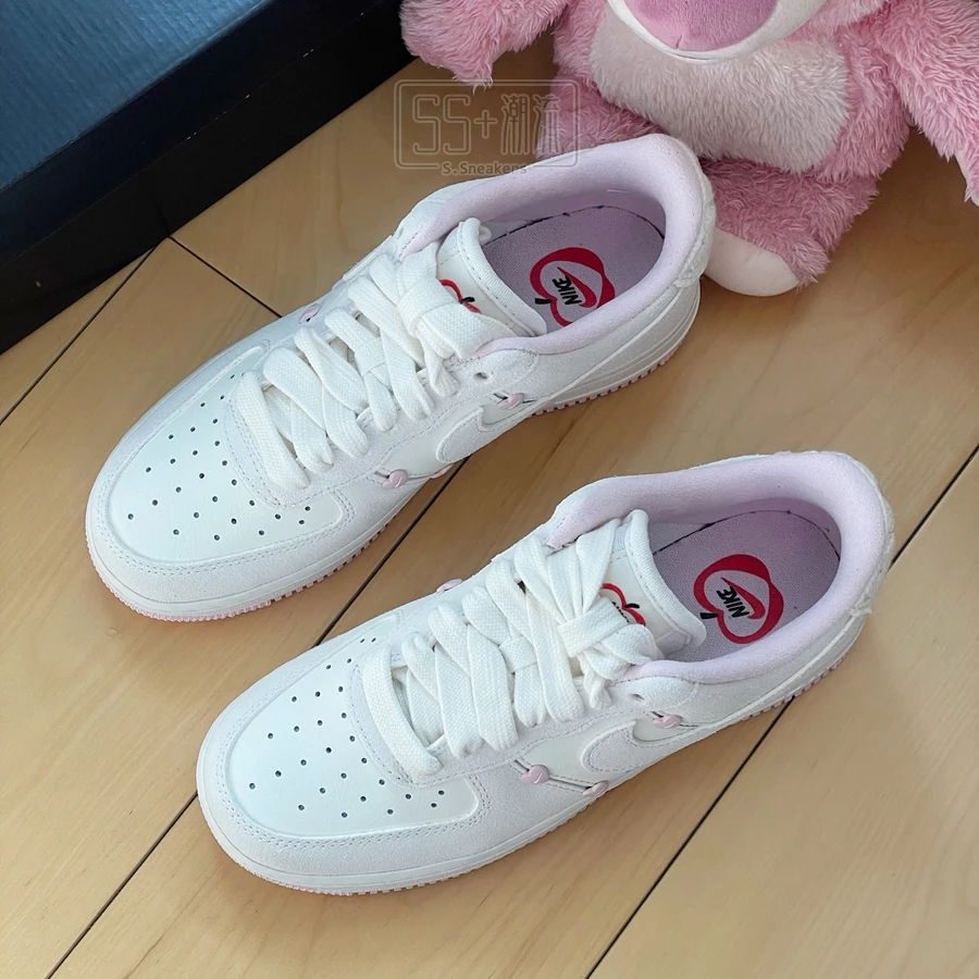W Nike Air Force 1 07 AF1 女休閒鞋 情人節 粉白 櫻花粉 愛心 麂皮  HV5992-111-細節圖2