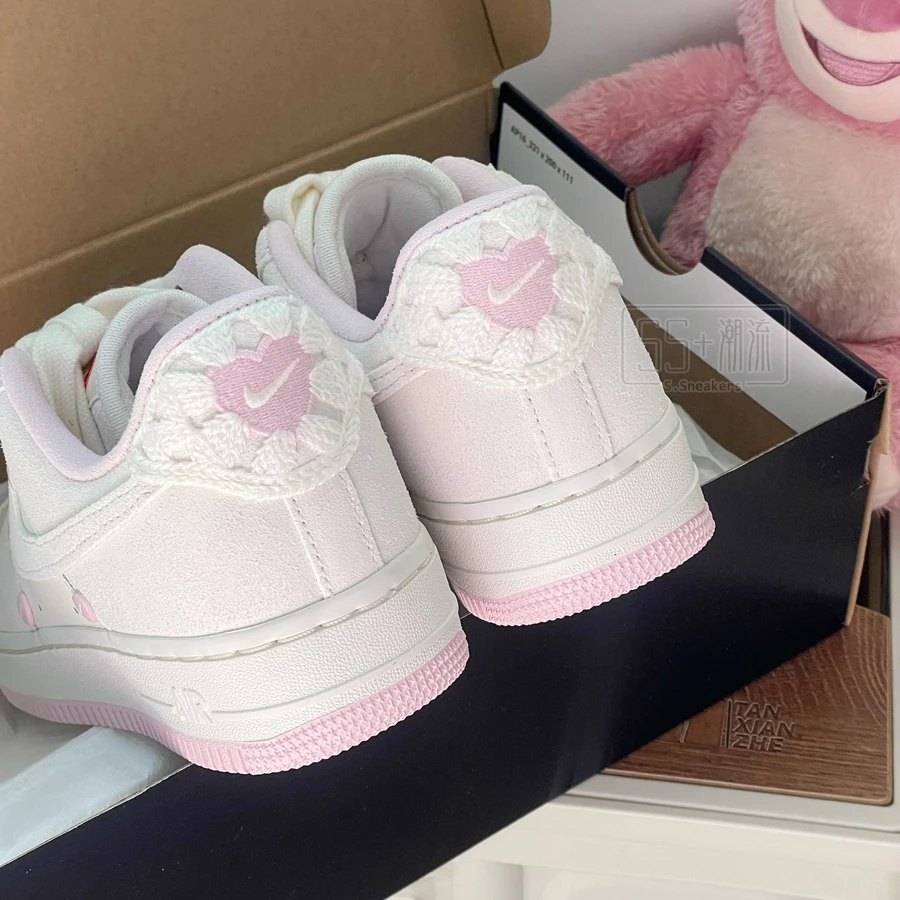 W Nike Air Force 1 07 AF1 女休閒鞋 情人節 粉白 櫻花粉 愛心 麂皮  HV5992-111-細節圖3