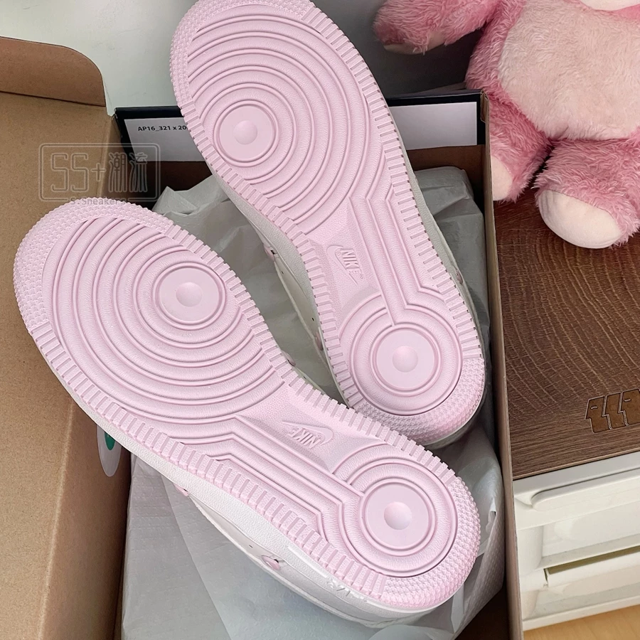 W Nike Air Force 1 07 AF1 女休閒鞋 情人節 粉白 櫻花粉 愛心 麂皮  HV5992-111-細節圖4