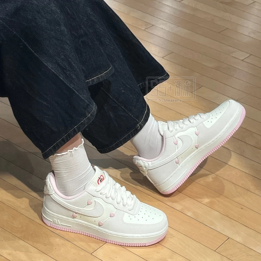 W Nike Air Force 1 07 AF1 女休閒鞋 情人節 粉白 櫻花粉 愛心 麂皮  HV5992-111-細節圖6