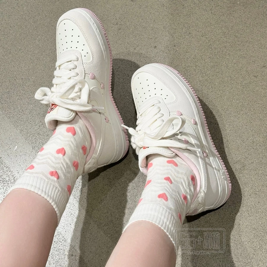 W Nike Air Force 1 07 AF1 女休閒鞋 情人節 粉白 櫻花粉 愛心 麂皮  HV5992-111-細節圖7