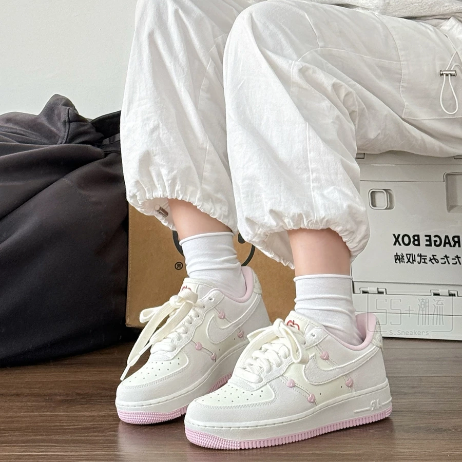 W Nike Air Force 1 07 AF1 女休閒鞋 情人節 粉白 櫻花粉 愛心 麂皮  HV5992-111-細節圖8