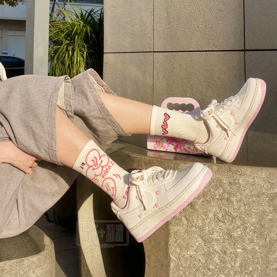 W Nike Air Force 1 07 AF1 女休閒鞋 情人節 粉白 櫻花粉 愛心 麂皮  HV5992-111-細節圖9