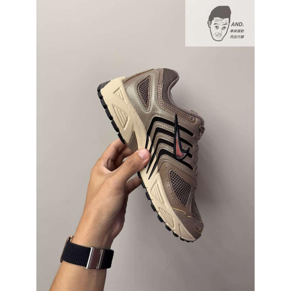 【AND.】NIKE AIR PEGASUS 2005 棕金黑 休閒 穿搭 女款 HQ5725-200-細節圖3