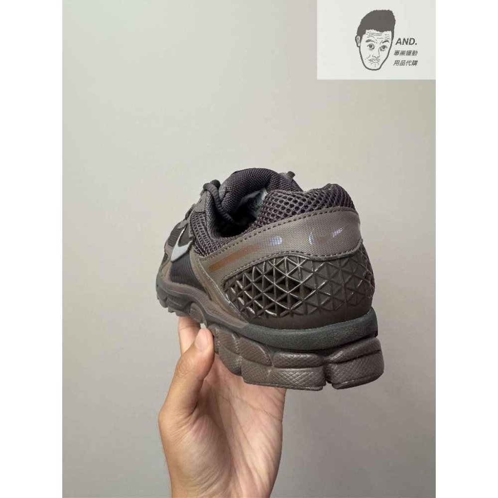 【AND.】NIKE ZOOM VOMERO 5 棕銀 運動 休閒 慢跑鞋 男款 HF5493-201-細節圖4