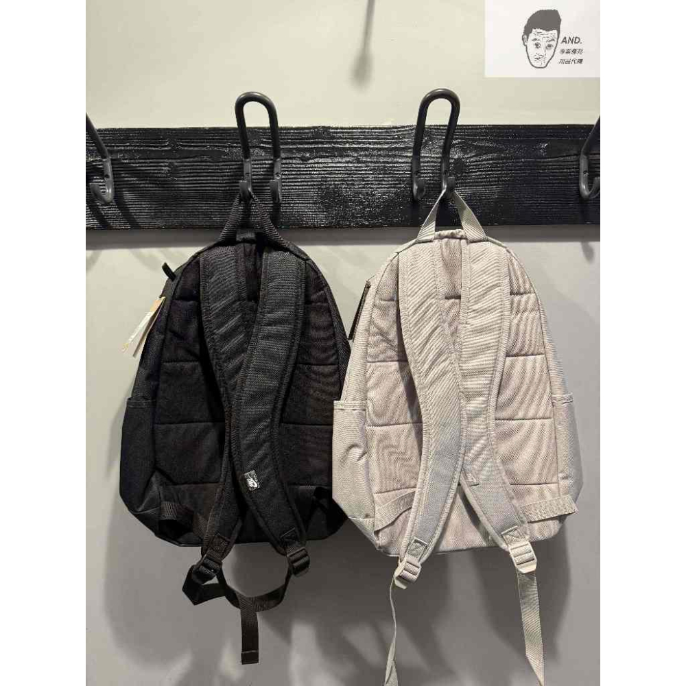 【AND.】現貨 NIKE LOGO BACKPACK 後背包 背包 書包 雙肩背 黑灰/藕色 DD0559-細節圖3
