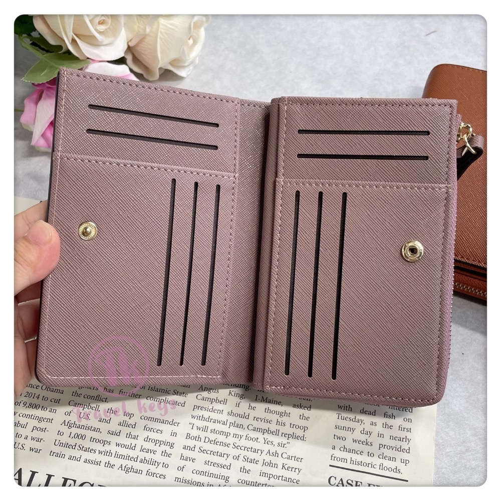 ￼熱銷款 韓版防刮中皮夾 金色壓印logo 大容量卡位 中夾 錢包 雙層 韓版  女生皮夾中夾 《Travel keys-細節圖7