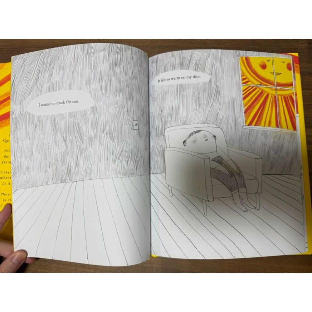 全新 I Touched The Sun 精裝｜英文繪本｜自信 探索 冒險 兒童哲學 文學 自我探索 親子共讀-細節圖2