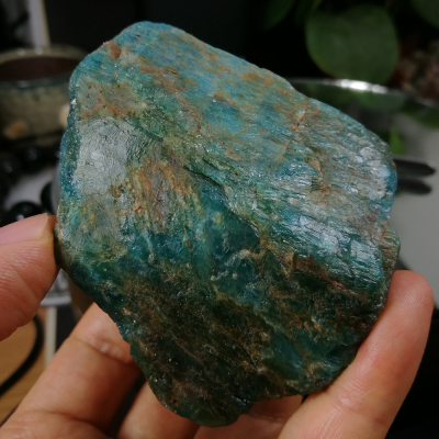 [友克鑫礦業]dd191約重304g-藍磷灰石原礦 磷灰石 Apatite 天然水晶 無加工未拋光原石 藍磷灰