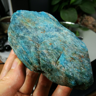 [友克鑫礦業]dd198約重328g-藍磷灰石原礦 磷灰石 Apatite 天然水晶 無加工未拋光原石 藍磷灰