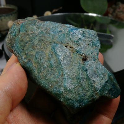 [友克鑫礦業]dd199約重253g-藍磷灰石原礦 磷灰石 Apatite 天然水晶 無加工未拋光原石 藍磷灰